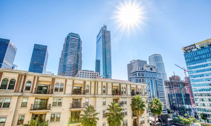 City West Apartamento | Dreamy Downtown 1BR w/ Pool, Gym & W/D near Staples Center, by Blueground