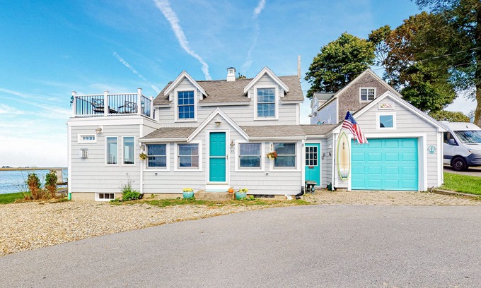 Ipswich Casa | Dreamy escape on the water with rocky beach,fire pit and outdoor seating