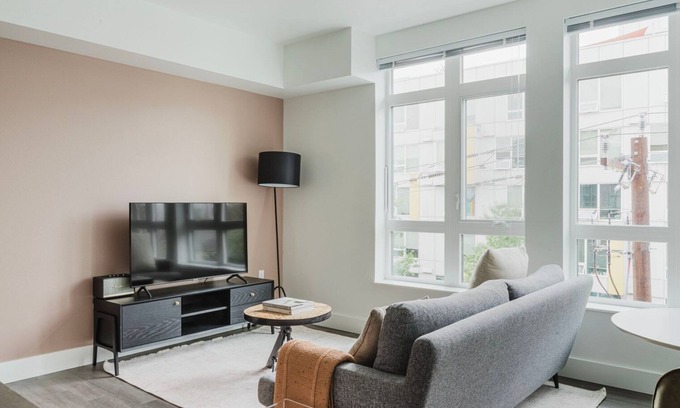 Squire Park Apartamento | Dreamy First Hill Jr 1BR w/ Bike Storage, Gym & W/D, by Blueground
