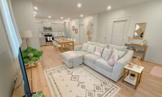 East Memphis Casa | Dreamy Getaway 2br|2ba, Relaxing Backyard w/ Mural