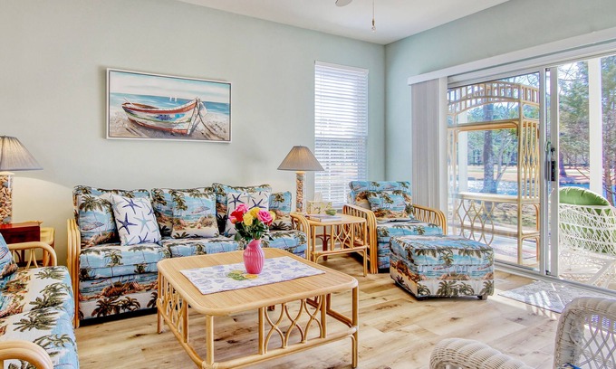 Sunset Beach Condominio | Dreamy lakefront condo near the beach with WiFi, private patio & shared pool