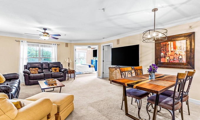 Calabash Condominio | Dreamy lakefront escape on 18th fairway with pools, tennis, & elevator