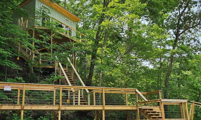 Newport Cabina | Dreamy Lakeside Treehouse Hideaway/Cabin for Couples