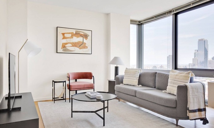 Hunters Point Apartamento | Dreamy LIC 2BR w/ W/D, Elevator & Doorman, near East River, by Blueground
