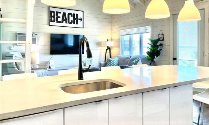 Whitewater Region Cabaña | Dreamy Modern Cottage, Picture Perfect Sunsets, Sandy Beach and Luxury Amenities
