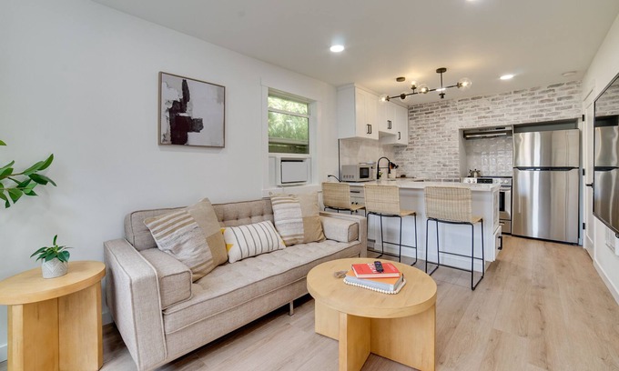 Alki Cabaña | Dreamy Puget Sound Vacation Rental: Steps to Bay!