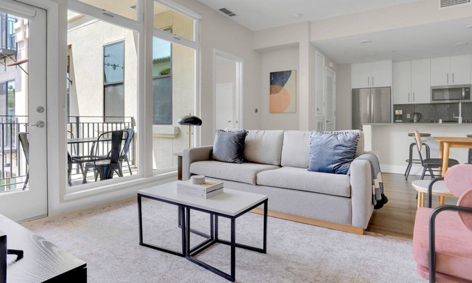 San Carlos Apartamento | Dreamy San Carlos 2BR w/ Gym & Pool, walk to Caltrain, by Blueground