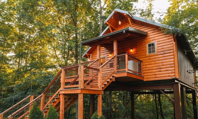 Millersburg Cabina | Dreamy Treehouse Getaway with Hot Tub