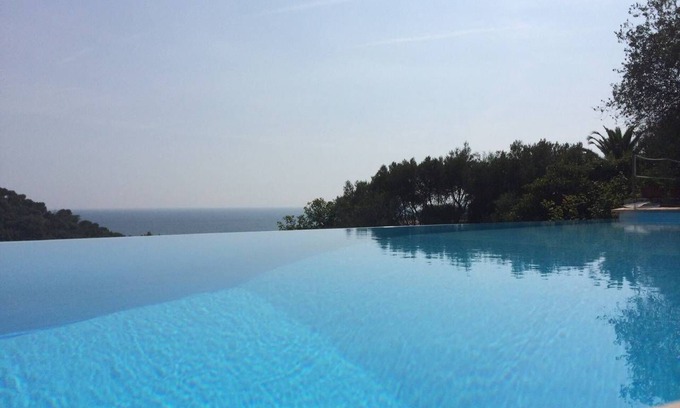 Lerici Villa | Villa de ensueño con piscina de agua de mar y vista espectacular.