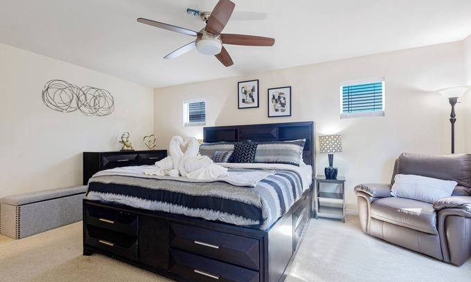 Martha Lake Casa | DREAMZ VILLA: Spacious and cozy House