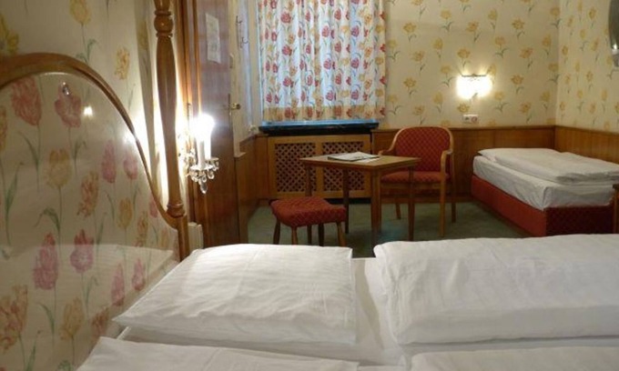 Elisabeth-Vorstadt Casa | Dreibettzimmer mit Dusche od. Bad, WC - Hohenstauffen, Hotel