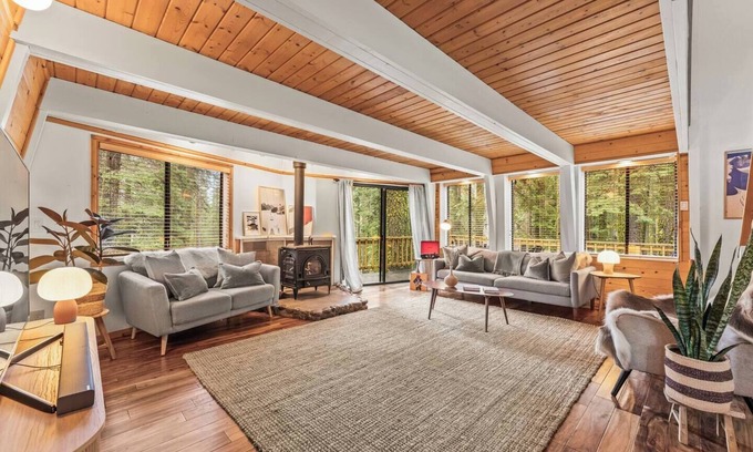 Tahoe Pines Cabina | Drifthaus | Beach & Pier Access!