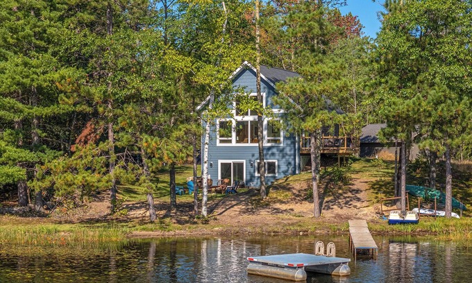 Eagle River Casa | Driftwood Cabin | Newer lakefront cabin, dock, firepit, kayaks, Dogs OK, AC