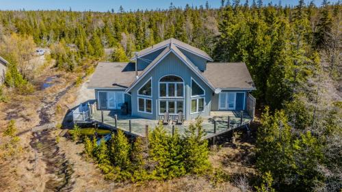 Tobermory Casa | Driftwood Luxe Lakefront Retreat - Tobermory