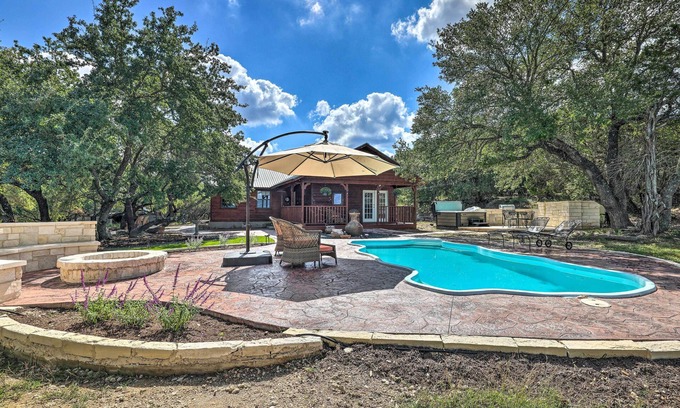 Dripping Springs Cabina | Dripping Springs Cabin w/ Pool, Hill Country Views