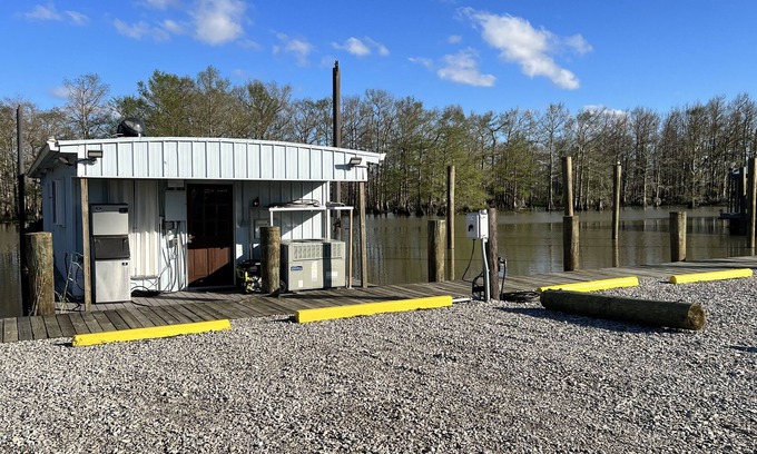 Venice Alquiler De Eote | Drive up & park 6 ft from this clean, equipped houseboat in Cypress Cove Marina