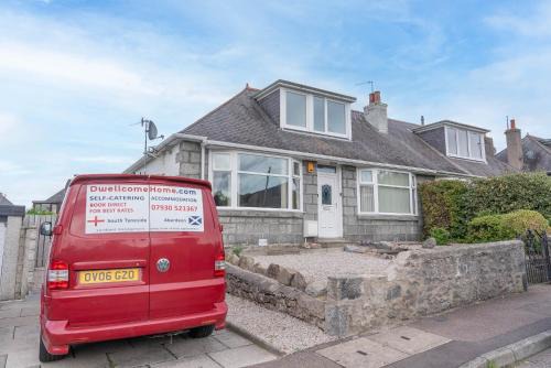 Central Aberdeen Casa | Driveway Parking for 2 Vehicles, 3 Bedroom House, 2 Kings 1 Double, Garden, Fast WIFI, Ideal for Long Term Contractor, etc Stays, Regular Housekeeping Option - See Our Dwellcome Home Ltd Site for Assurance