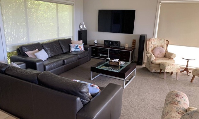 Dromana Casa | Dromana Seabreeze is a 3 minute drive to the beach and wineries