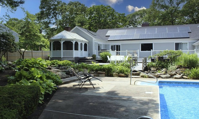 Cummaquid Casa | Dromo Landing: 133-Ba Picture Perfect Pool Property in a Quiet Cummaquid Neighborhood