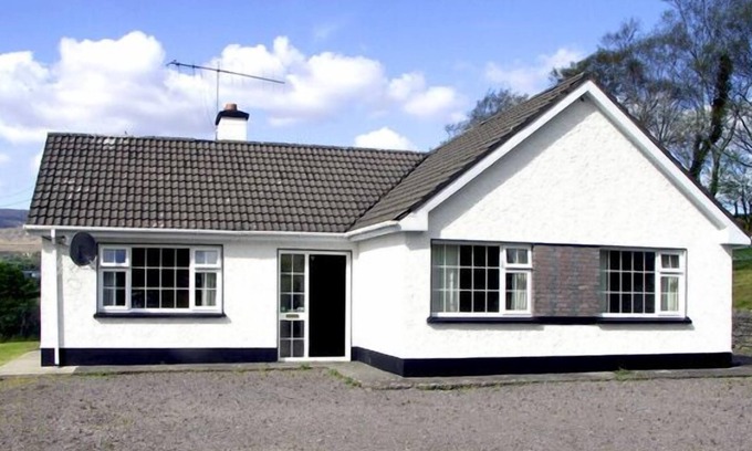 Kenmare Cabaña | DROUMATOUK COTTAGE, pet friendly in Kenmare, County Kerry