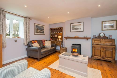 St Brides Casa | Drws Gobaith-West