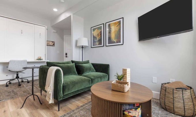 Tulare Apartamento | Charming Downtown Tulare Studio – Walk to Shops & Dining