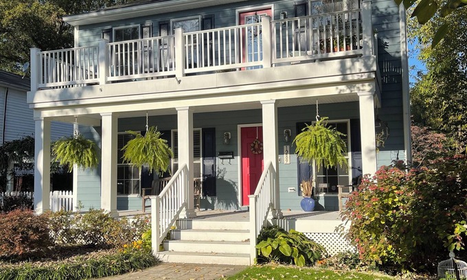 Annapolis Casa | DTA 2 bdrm w/parking, pet friendly, great location with all of the amenities!