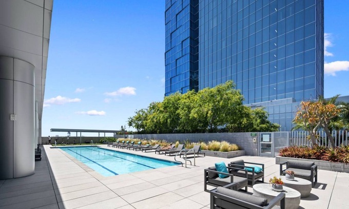 Vernon Condominio | DTLA Bliss Views, Pool, Free Parking