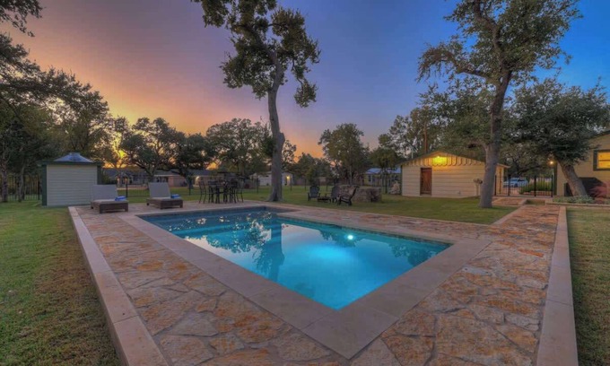 Dripping Springs Casa | Upscale Home with Fire Pit! Close to Mercer St!