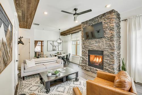 Blowing Rock Apartamento | Dtwn Blowing Rock Condo with Private Hot Tub!