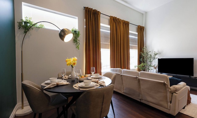 Downtown Apartamento | DTWN I Near Yale I King Beds I Free Parking I Gym I Free Coffee I Pets Welcome!