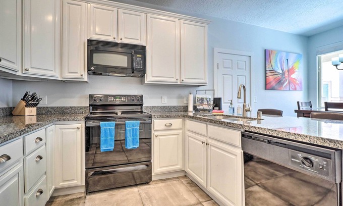Mesquite Condominio | Dtwn Mesquite Condo w/ Resort Pool: Golf & Gamble!