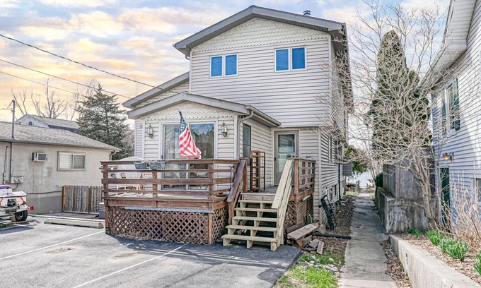 Fox Lake Casa | Dual Lake Houses on Mineola Bay