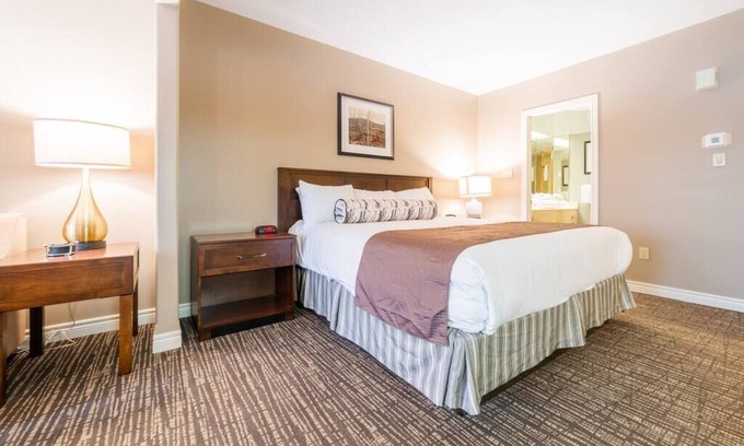 Oro-Medonte Apartamento | Dual Suites: Ample Space, King Beds, Jacuzzi, Pool