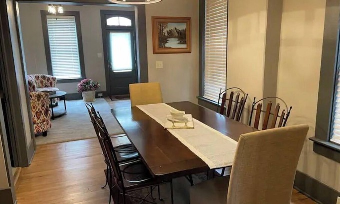Dubuque Casa | Dubuque Luxury 2 BDR House Parking Millwork