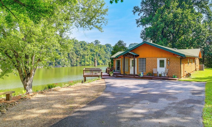 Piney Flats Cabina | 'Duck and Bug's Cabin' on Boone Lake w/ Boat Dock!