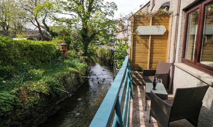 Cark Cabaña | DUCK AWAY RIVERSIDE COTTAGE, pet friendly in Cark In Cartmel