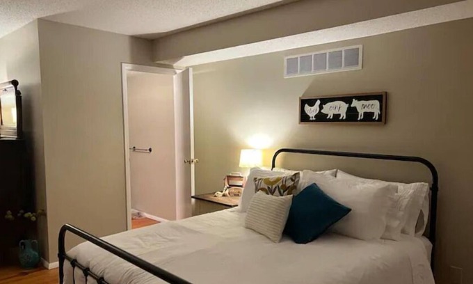 Metamora Cabina | Duck Creek Inn - Mallard + Khaki