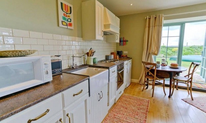 Malltraeth Apartamento | Duck House - a dog that sleeps 2 guests in 1 bedroom