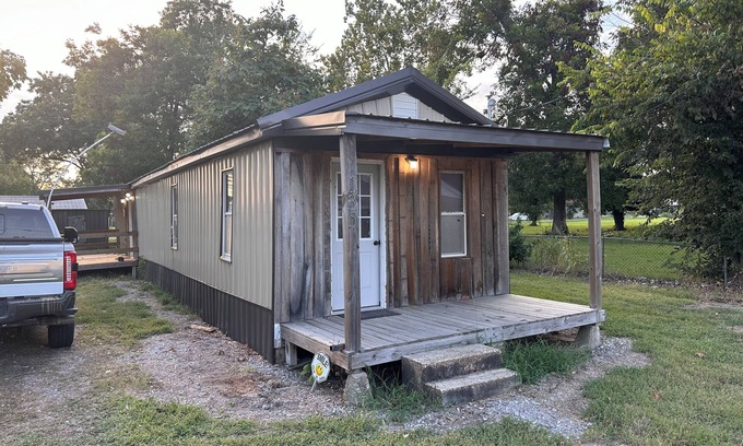 Grubbs Cabina | Duck Hunters Paradise: Charming 2-bedroom lodge in lovely Grubbs Arkansas.