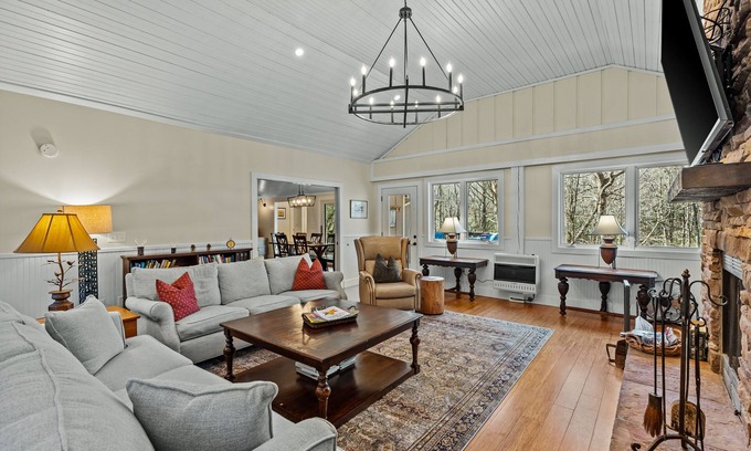 Highlands Casa | Duck's Nest - 2 BR Modern Retreat by the creek