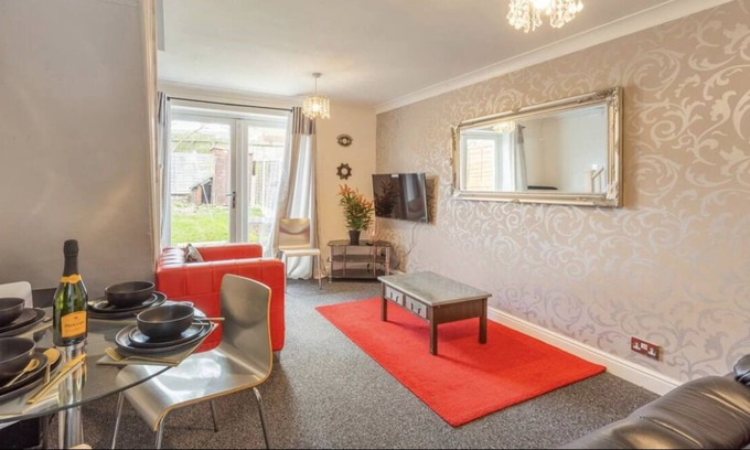 Tipton Casa | Dudley Port 14 Min To Birmingham City Centre by train. Airport 30 minutes