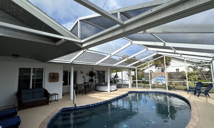 Palma Sola Casa | Duke & Sugars 🍍 Family Friendly ☀️ Retro Florida Vibes ,3 br ,2 bath, pool home .