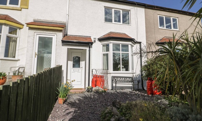 Llandudno Junction Cabaña | DULAS, pet friendly, character holiday cottage in Llandudno Junction