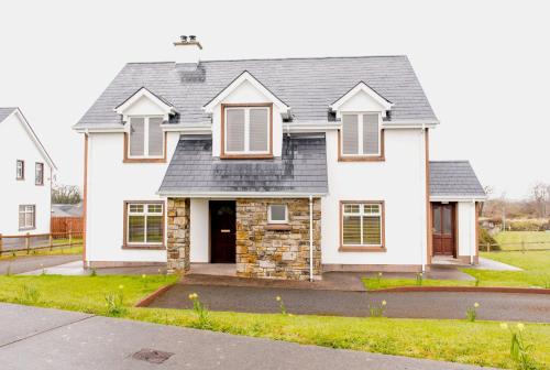Tullaghan Casa | Duncarbury Heights - 4 Bedroom Detached House