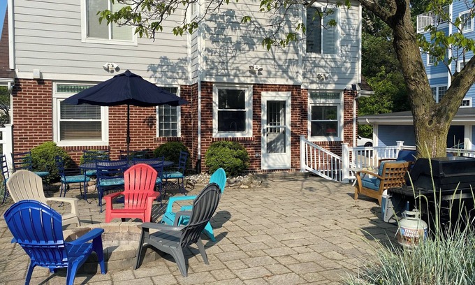 Michigan City Casa | DUNE FINE! Charming family-friendly cottage right next to the beach!