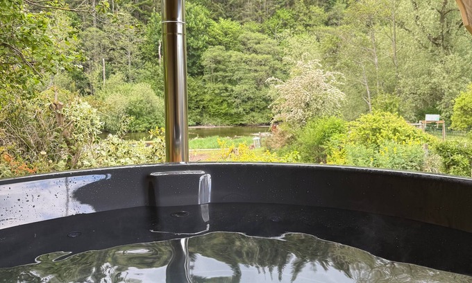 Pooley Bridge Cabaña | Dunmallet Cottage - Hot Tub, River, Centre of Pooley Bridge