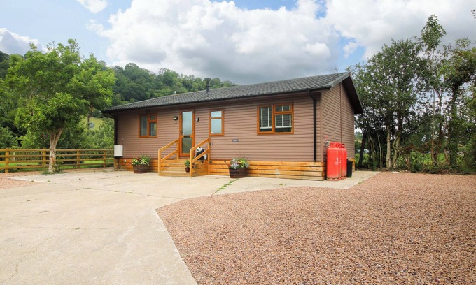 Montgomery Cabaña | DUNROMIN, pet friendly, with a garden in Montgomery