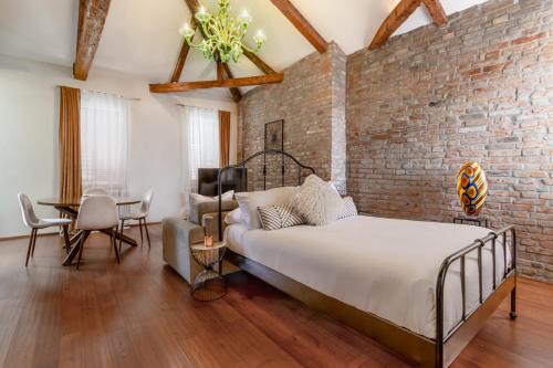 Longa Apartamento | DUOMO Murano Apartment with Canal view