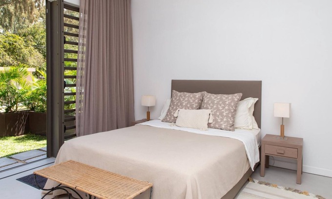 Roches Noires Apartamento | Duplex apartments with direct access to an almost private beach